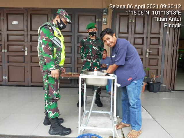 TNI Koramil 04/Mandau Cek Pengunjung Rumah Makan Yuanda Agar Siaga Prokes C-19 Jelang Puasa