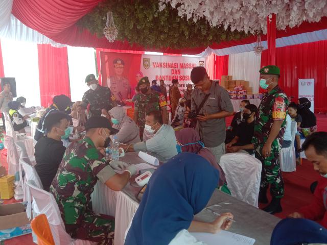 TNI Koramil 03/Mandau Lakukan Pendampingan Vaksinasi Massal di Mapolsek Mandau