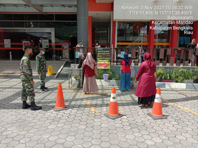 Babinsa Tetap Terapkan 3 M Sesuai Protkes Kepada pengunjung Mall