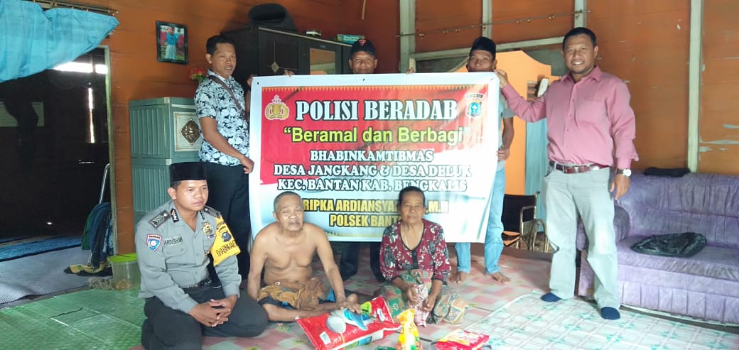 Bhabinkamtibmas Desa Jangkang Berbagi Dan Beramal di Jumat Berkah