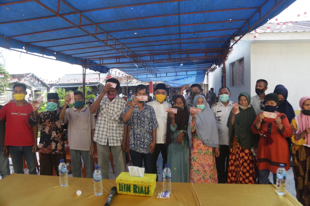 Dalam Satu Hari Bupati Labuhanbatu Bagikan BLT-DD di Tiga Desa