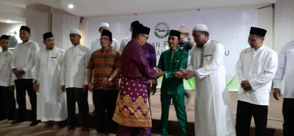 Bina Muallaf Berkualitas, Wagubri Lantik Pengurus YPMR Provinsi Riau
