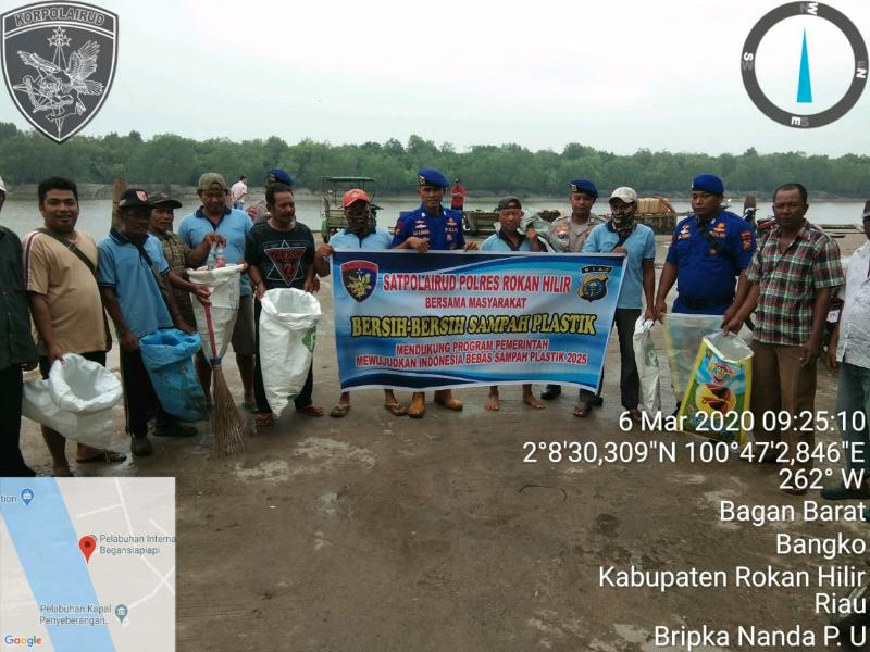 Sat Pol Airud Polres Bersama Masyarakat Rohil Membersihkan Sampah Plastik di Pelabuhan Rakyat Oliong