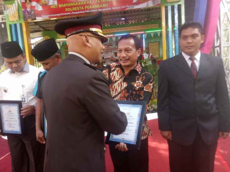Kapolresta Berikan Penghargaan Kepada Alam Mayang Atas Partisifasi Terhadap Kinerja Kepolisian RI