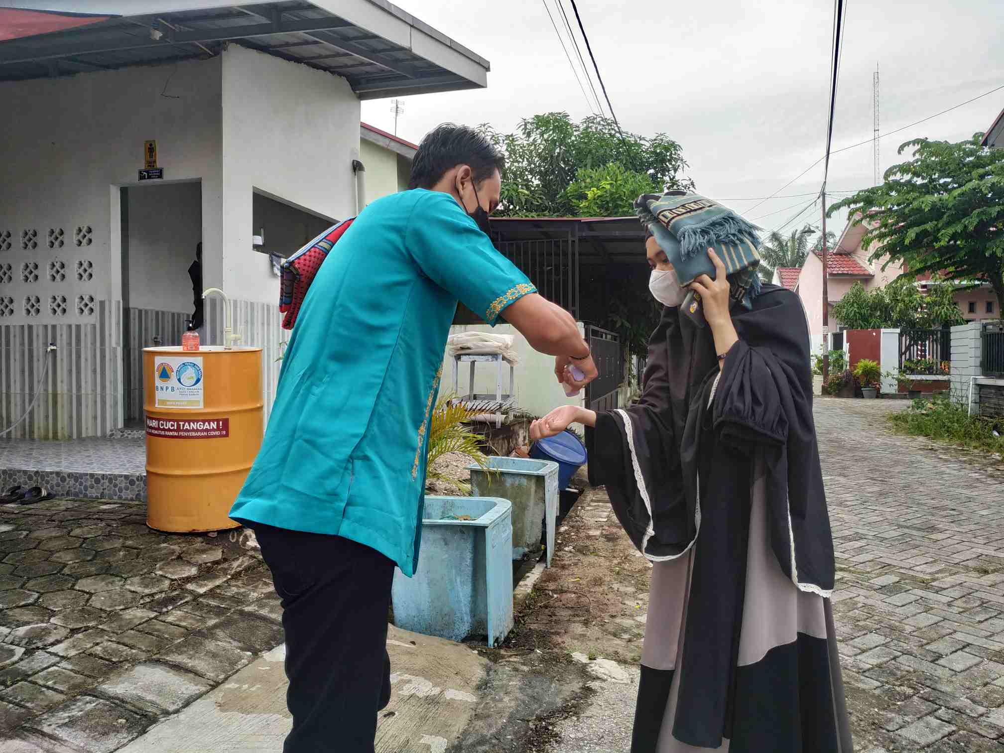 Sambut Idul Adha dan Kurban di Kel. Binawidya, Mahasiswa UNRI Siapkan Prokes dan Minuman Herbal