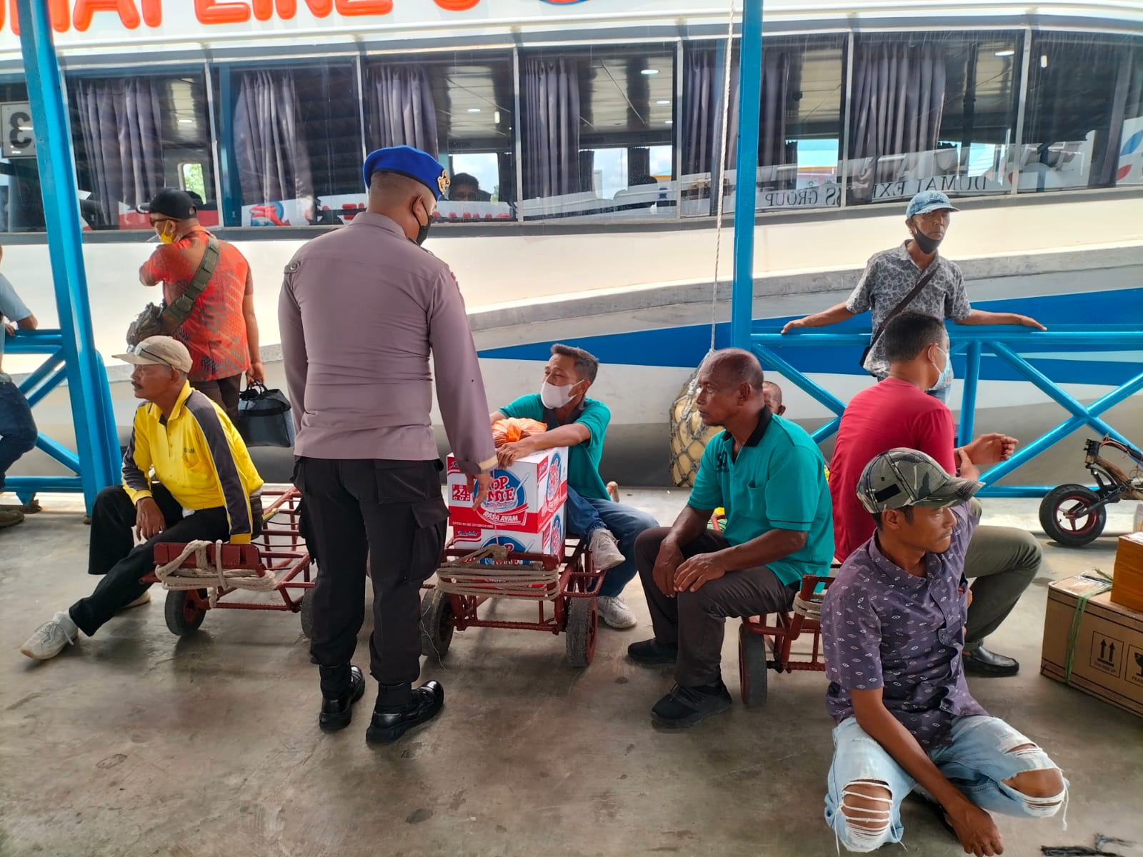 Polairud Meranti Imbau Masyarakat yang Beraktivitas di Pelabuhan Patuhi Prokes Covid-19