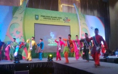 Para Peserta Mendadak Memperagakan Tari Zapin Melayu