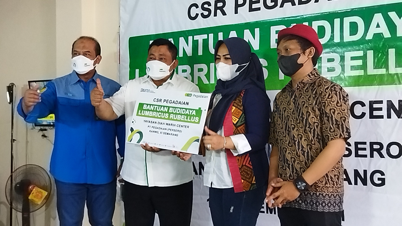 Berdayakan Warga di Masa Pendemi, Diwa Foundation-PT Pegadaian Ajak Budidaya Cacing Lumbricus Rubell