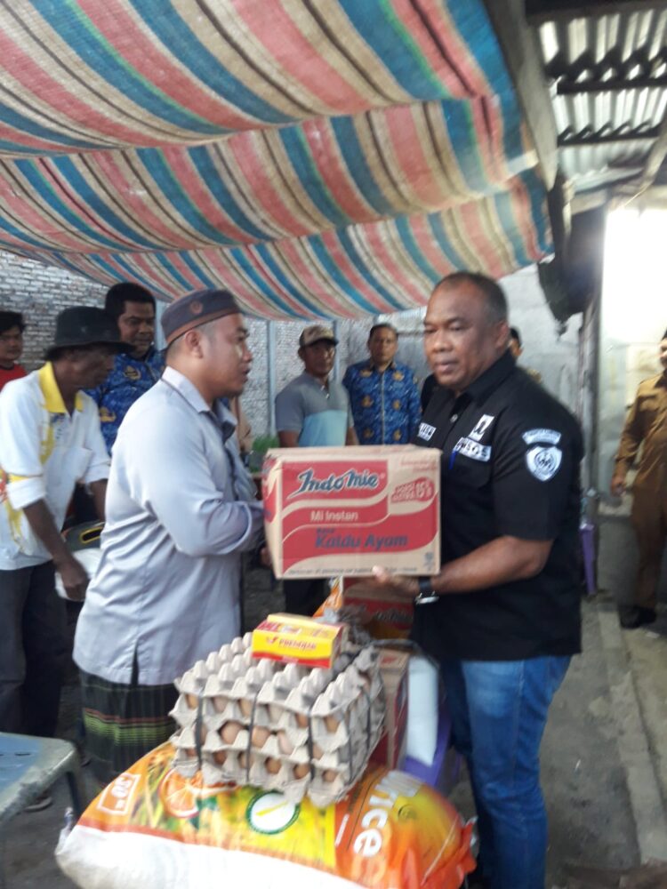 Pemkab Labuhanbatu Serahkan Bantuan Korban Kebakaran di Panai Hilir