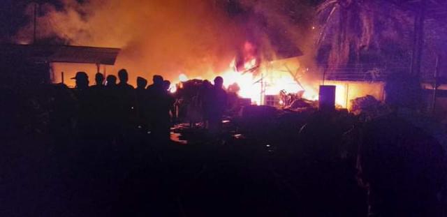 Kobaran Api Membahana Hanguskan Gudang Bestu di km 4 Kulim