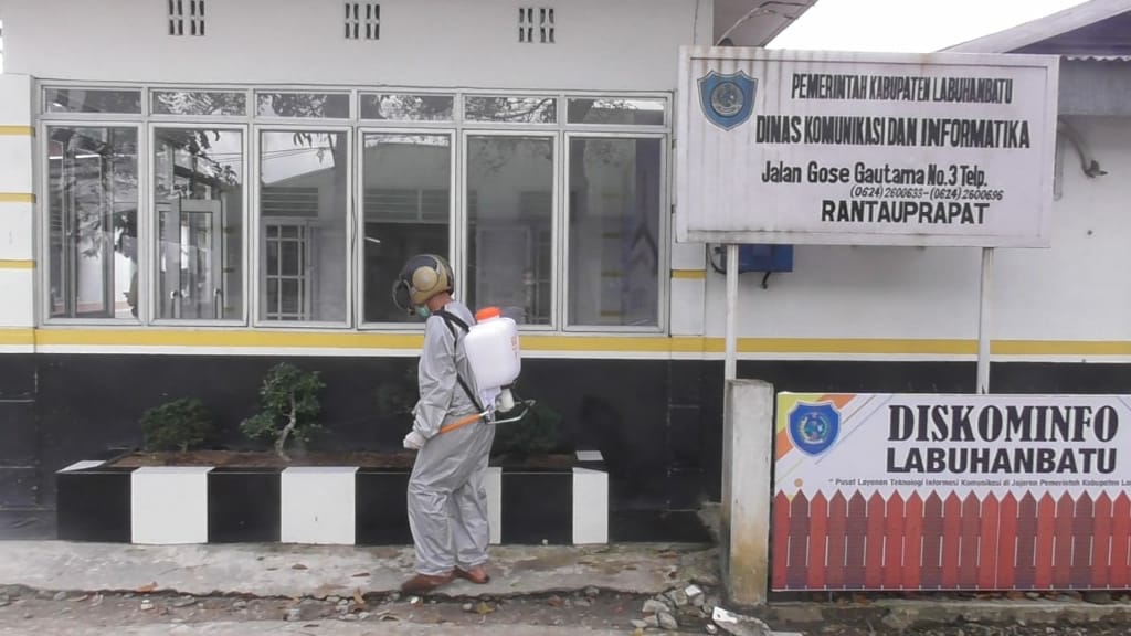 Cegah Covid-1, Bupati Labuhanbatu Minta OPD semprot Desinfektan Kantor Dinas