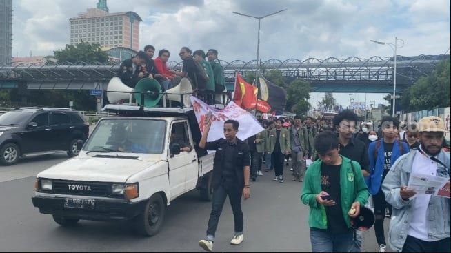 Demo Pemakzulan Jokowi di Jakarta Ricuh! Massa Mahasiswa Bentrok dengan Polisi