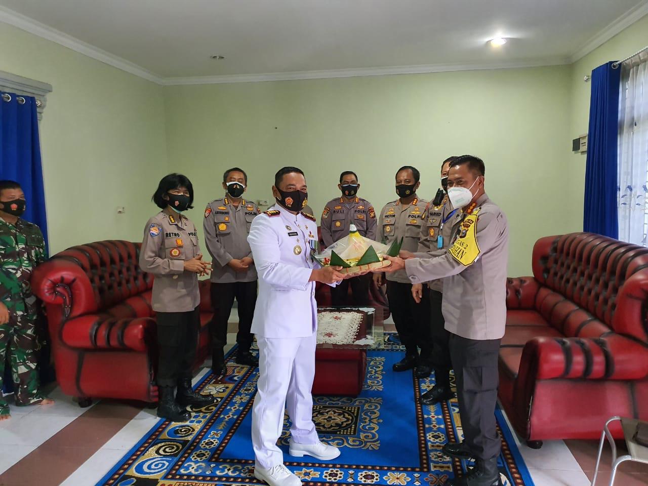 Kapolda Riau Serta Rombongan Beri Surprise dan Ucapkan HUT TNI ke 75