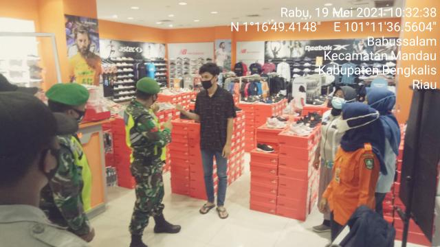 Sertu Ali Naspi Pantau Pengunjung Mall Terkait Penyebaran C-19 Sesuai Protokol Kesehatan