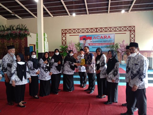 Kepsek dan Para Guru Taja Pelepasan dan Perpisahan Dengan Kadisdik Edi Sakura