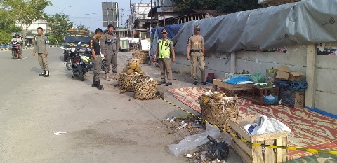 Pedagang Durian Gunakan Trotar Jalan Ditertibkan Kasi Trantib
