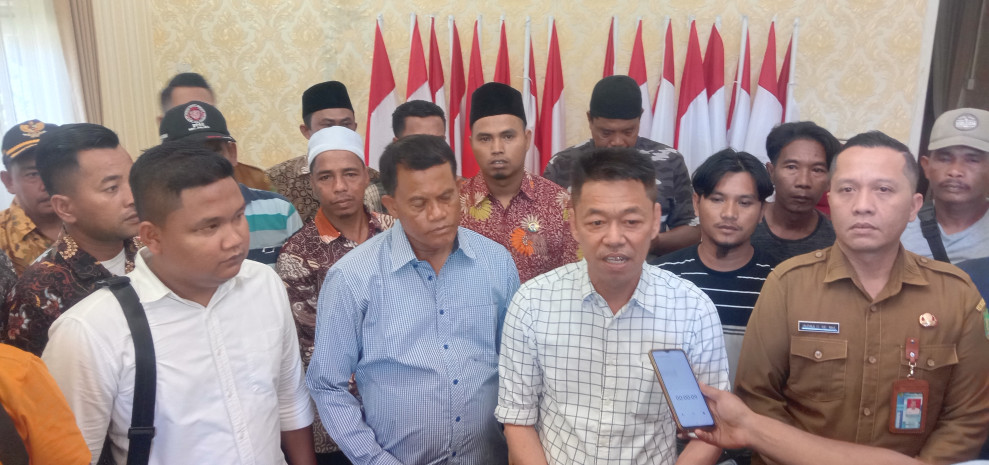 Bupati Rohil Serahkan Bantuan Untuk Masyarakat Pekerja Kayu