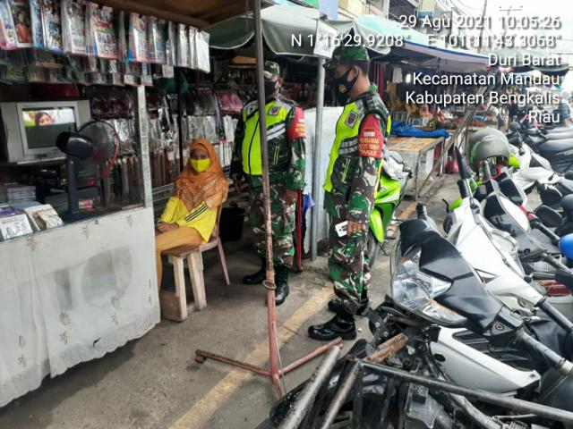 TNI Koramil 04/Mandau Cek Pengunjung Pasar Tentang Pendisiplinan 3 M Sesuai Prokes C-19