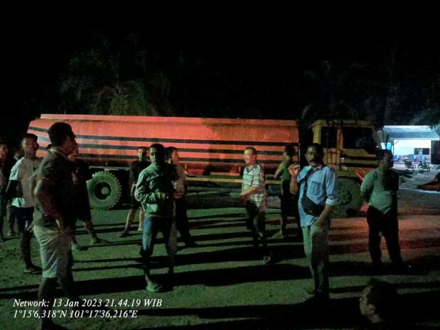 Tak Ingin Jalan Rusak, Masyarakat KUD Stop Truk Operasional PKS PT GMS