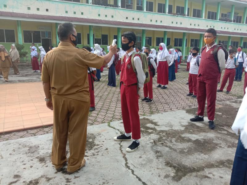 Kerinduan Melihat Sekolah di Hari Pertama Sekolah,Siswa Bergembira Ria