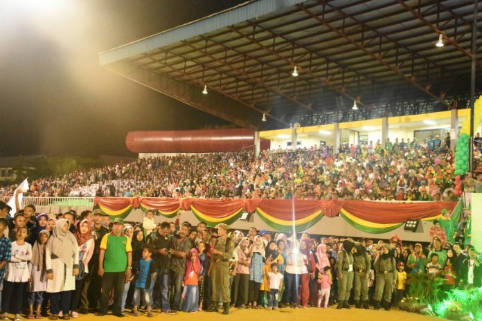 Puluhan Ribu Masyarakat Padati Stadion Tuanku Tambusai