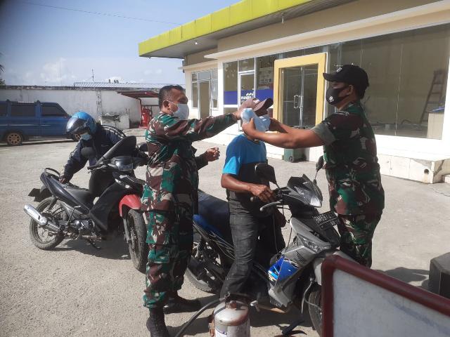 SPBU Hangtuah Jadi Sasaran Utama Pembagian Masker Gratis Oleh Babinsa Mandau