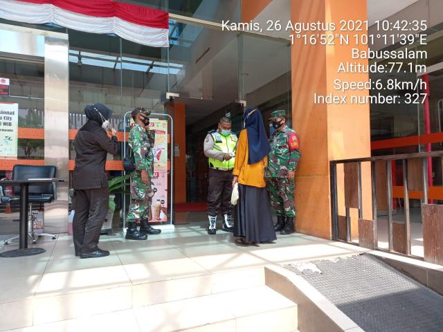 TNI Koramil 04/Mandu Lakukan Pendisiplinan 3 M di Mall City Mandau Sesuai Protokol Kesehatan