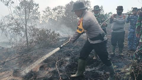 Tangani Karhutla, Team Gabungan Polres Bengkalis Padamkan Api Dengan Sigap