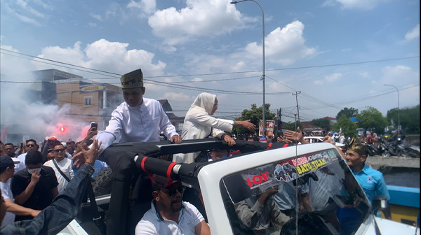Tumpah Ruah Ribuan Masyarakat Pekanbaru Iringi Pendaftaran Muflihun Dan Ade Hartati Ke KPU
