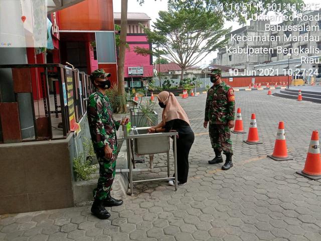 Sertu Handoko Arahkan Pengunjung Agar Gunakan Masker Sesuai Prokes Covid-19