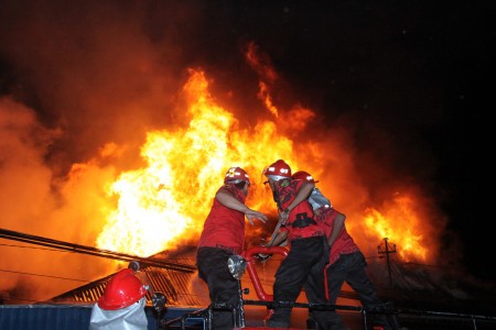 Mengharukan, BNPB Berikan Bantuan Untuk Korban Kebakaran di Dumai