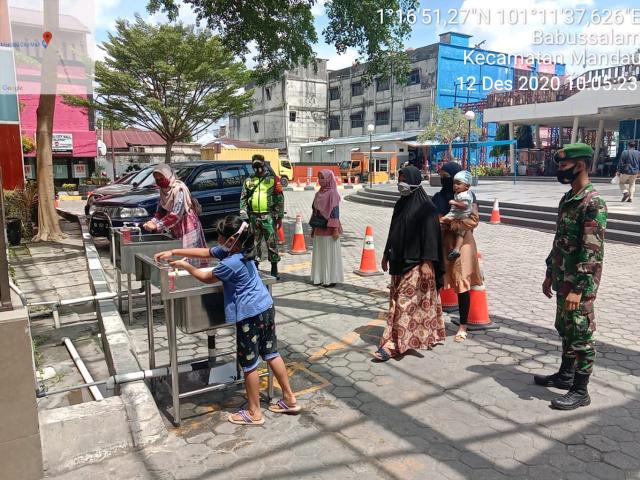 Tetap Lakukan Pengecekan 3 M, TNI Masih Siaga di Mall City Mandau kepada Pengunjung