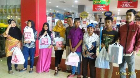 Komunitas Mari Berbagi Ajak Kaum Duafa Belanja Ke Ramayana