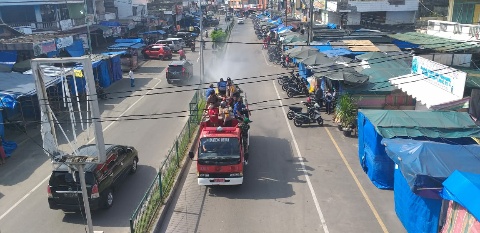Team Gabungan Polsek Mandau Lakukan Penyemprotan Cegah Covid - 19
