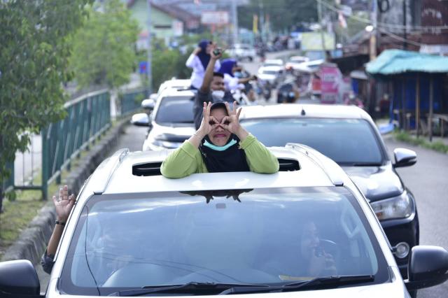 Konvoi Keliling Kota, Kasmarni Curi Hati Warga, Bagikan Masker dan Souvenir KBS