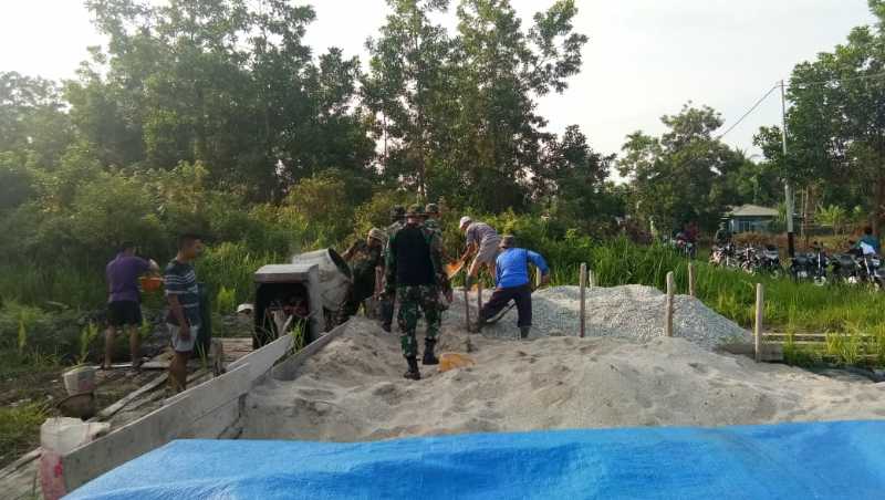 Karya Bhakti, Koramil 02/Tebing Tinggi Goro Bersama Masyarakat Desa Banglas Bangun Musholla At Tauba