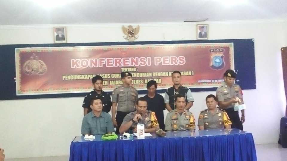Kapolres Kampar Gelar Konferensi Pers Terkait Kasus Curas di Desa Karya Indah