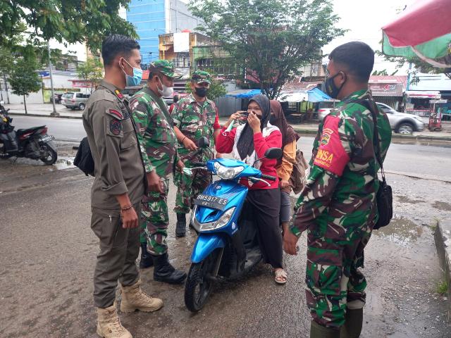 TNI Koramil 03/Mandau Bagikan Masker Gratis Kepada Warga Duri