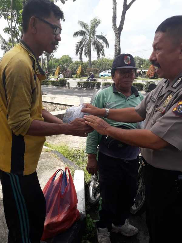 Senyum Bahagia Petugas Sapu Jalan Dapat Rezeki dari Tim JB Polresta Pekanbaru