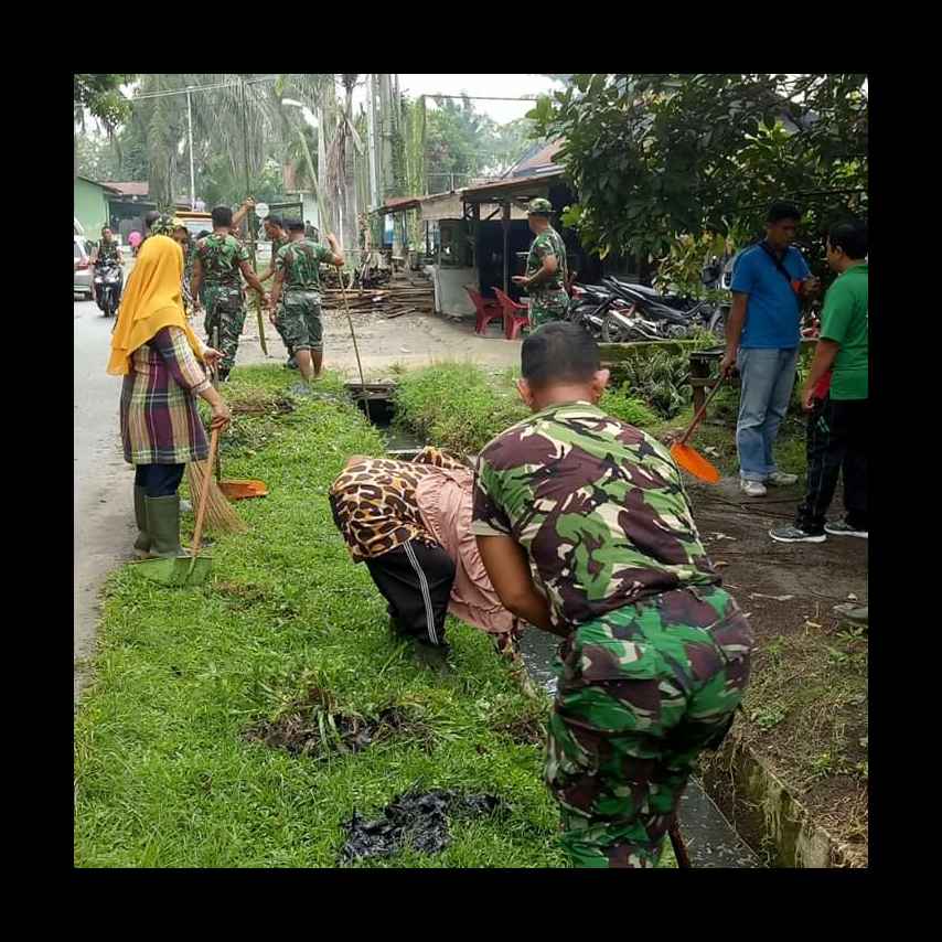 Bersama Kodim 0209/lb, Dinas Lingkungan Hidup Lakukan Gotong Royong
