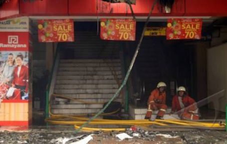 Tangis Pedagang Pecah Pasca Kebakaran Ramayana