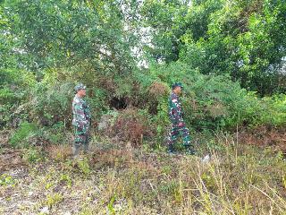 Babinsa Koramil 03/Mandau Telusuri Semak Belukar di wilayah Binaannya Guna Hindari Karhutla