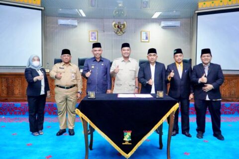 Dr Kamsol  Sampaikan Jawaban Pemerintah terhadap Laporan Banggar APBD 2023 dan Pengesahan Dua Ranper