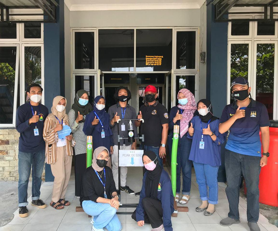 Cegah Covid-19, Mahasiswa Kukerta UR Kel. Bukit Datuk Ciptakan Tempat Hand Sanitizer Sistem Injak