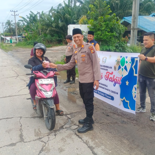 Ramadhan Penuh Berkah, Polsek Sungai Sembilan Berbagi Takjil Kepada Pengendara Jelang Buka Puasa