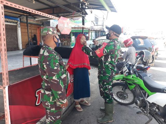 Koramil 03/Mandau Bagikan Masker Kepada Warga Pasar Sartika,Guna Hindari C-19