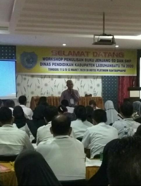 Kadisdik membuka acara seminar penulisan buku jenjang SD dan SMP se kabupaten labuhanbatu