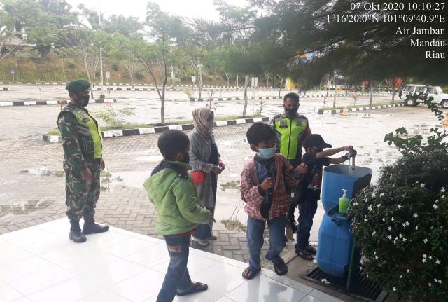 Siaga Covid-19,Babinsa Serka Fauzi Sosialisasi Wajib Masker dan Cuci Tangan Kepada Pengunjung