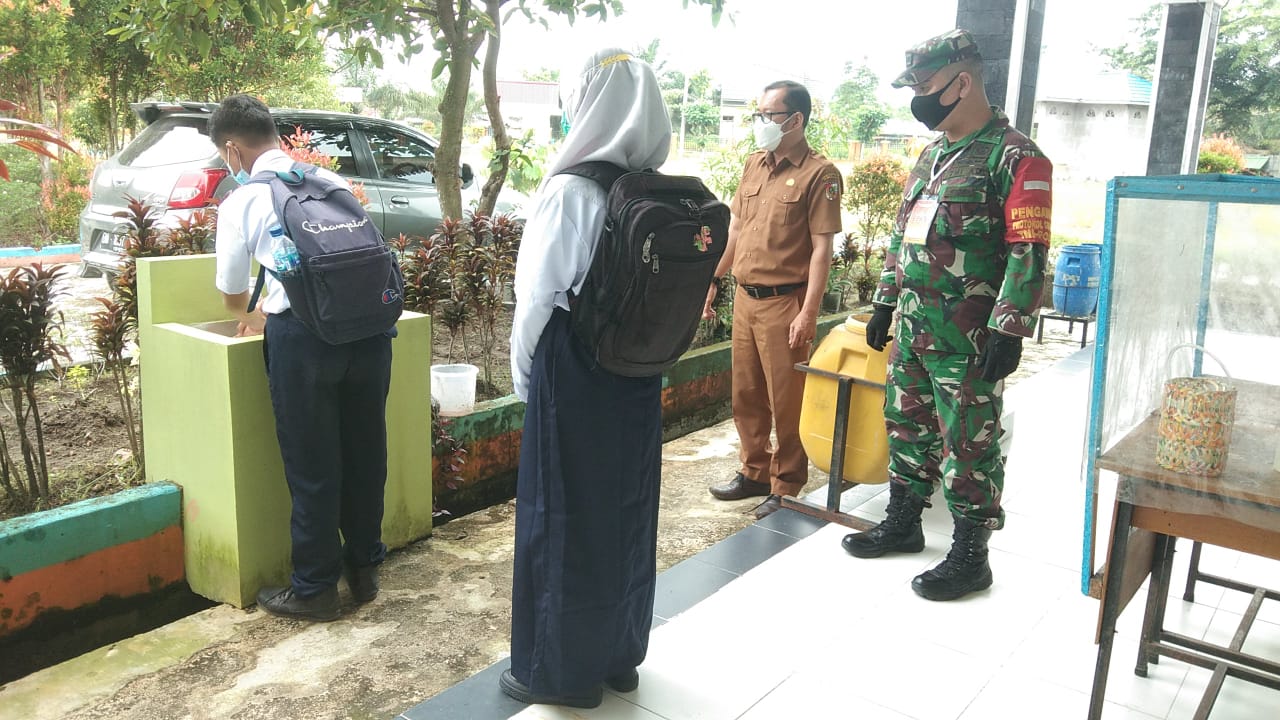 Babinsa Kel.Pebatuan Tinjau Kesiapan Pelajaran Tatap Muka di SMPN 39 Pekanbaru 