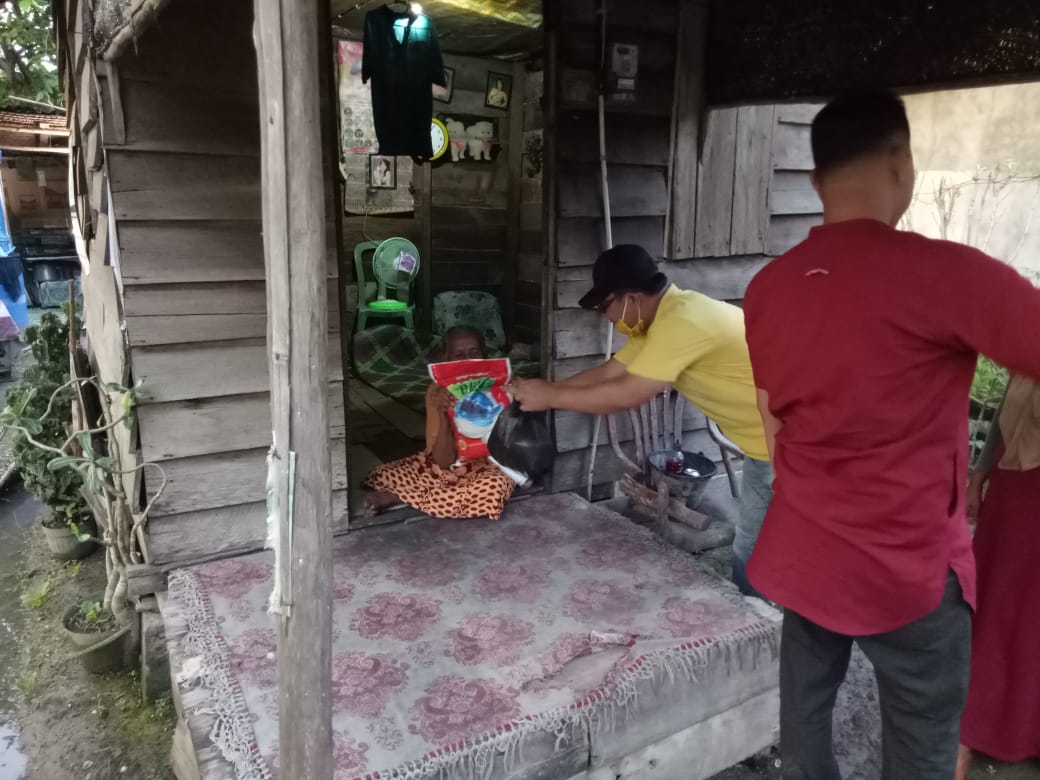 Peduli Sesama, Relawan Kasih Kasmarni Kembali Gelar Bagi Paket Semabako di Desa Senggoro
